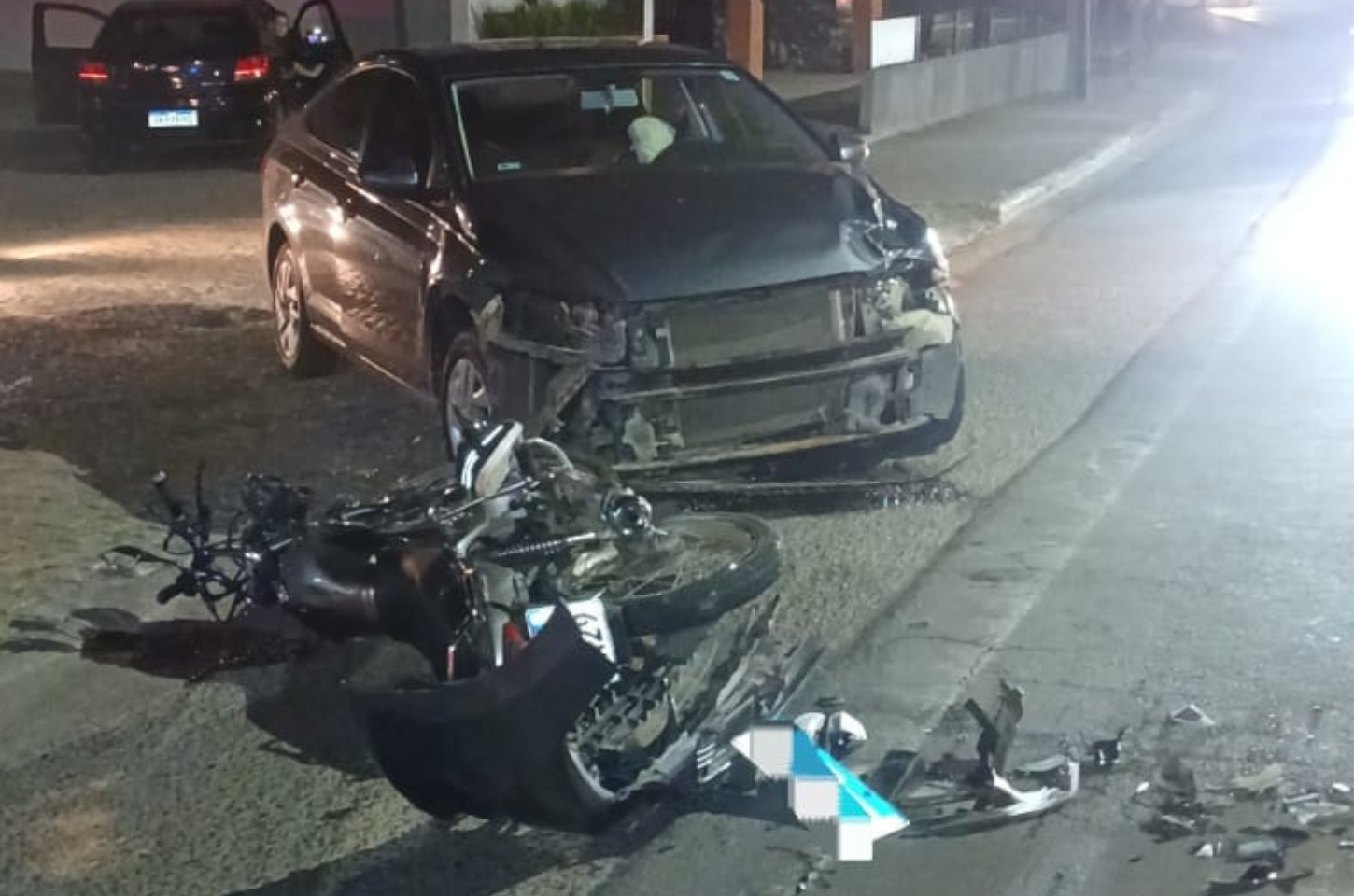 Motociclista fica ferido em colisão com carro em Rodeio