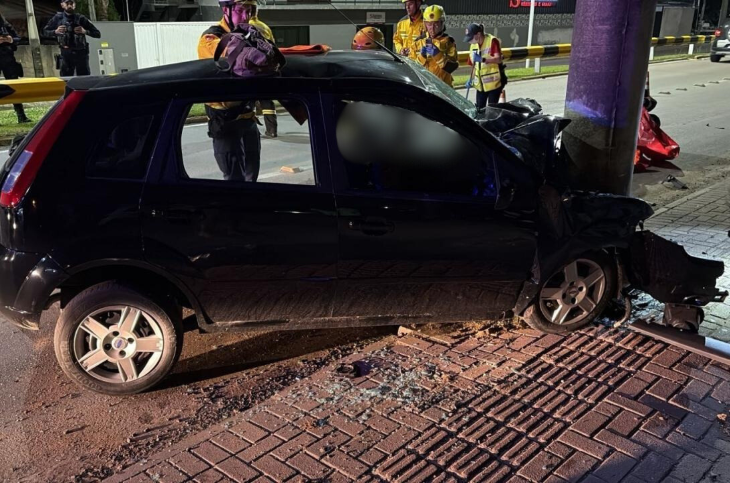 Mulher morre após carro colidir contra poste em Rio do Sul