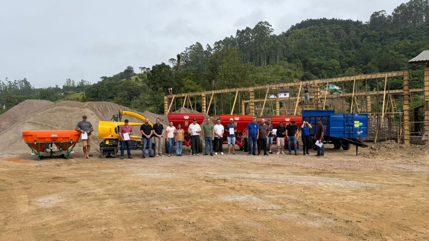 Prefeitura de Presidente Getúlio entrega novos implementos para produtores rurais