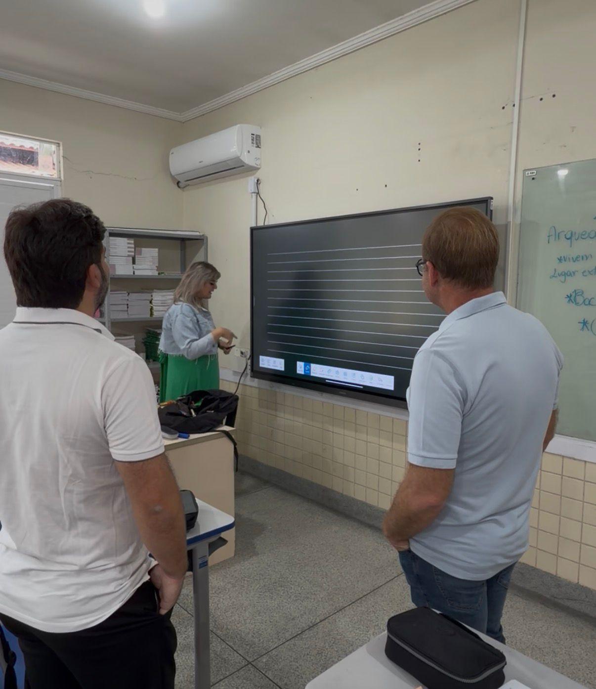 Prefeitura de Presidente Getúlio investe em tecnologia e entrega telas interativas em escola