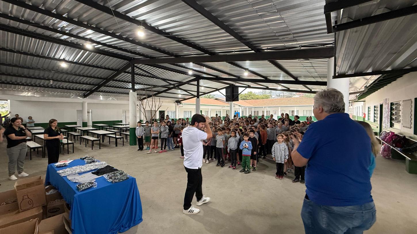 Prefeitura realiza entrega de uniformes escolares e retoma distribuição após mais de 9 anos