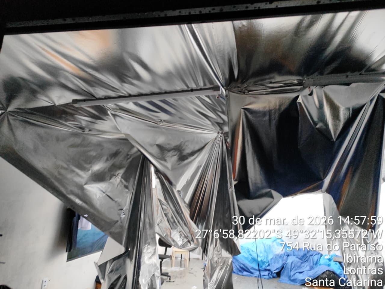 Telhado desaba após temporal e mulher fica presa em residência na Serra São Miguel, em Ibirama