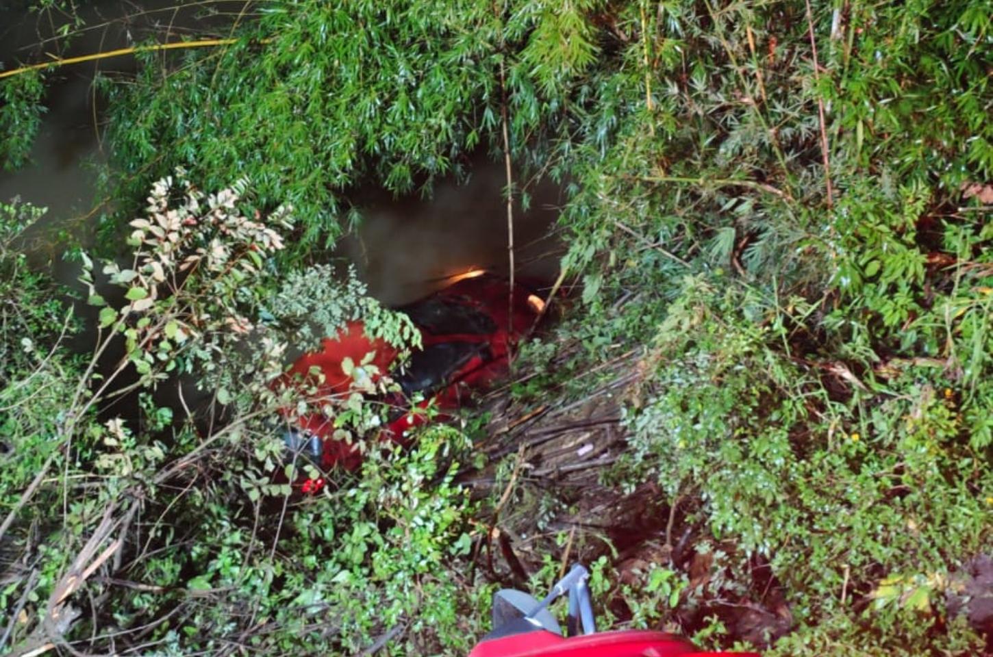 Carro sai da pista e cai em rio em Trombudo Central