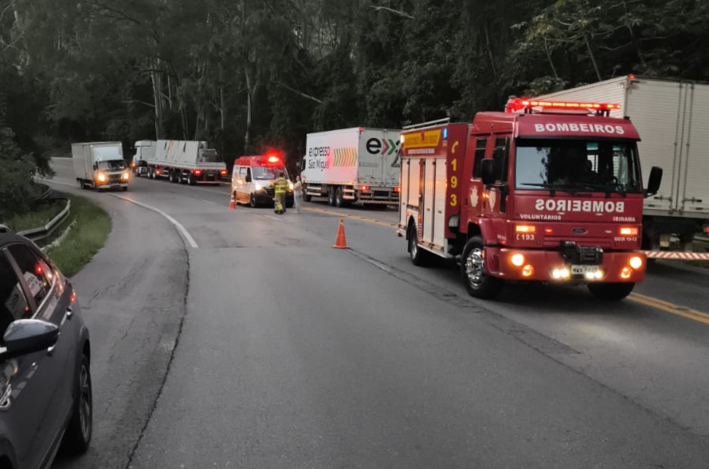 Colisão entre carro e moto deixa jovem ferido na BR-470 em Ibirama