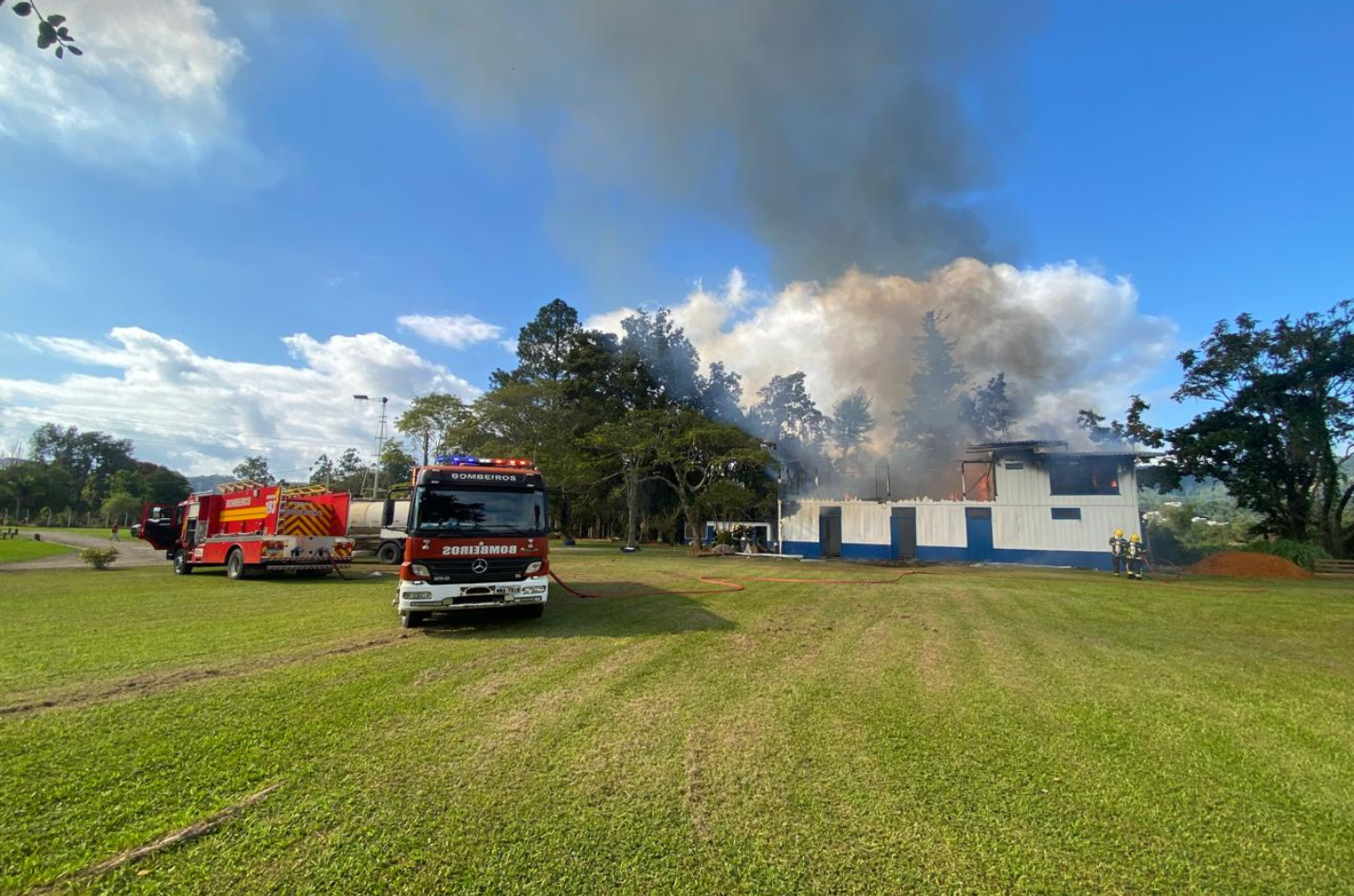Incêndio atinge casa e mobiliza bombeiros
