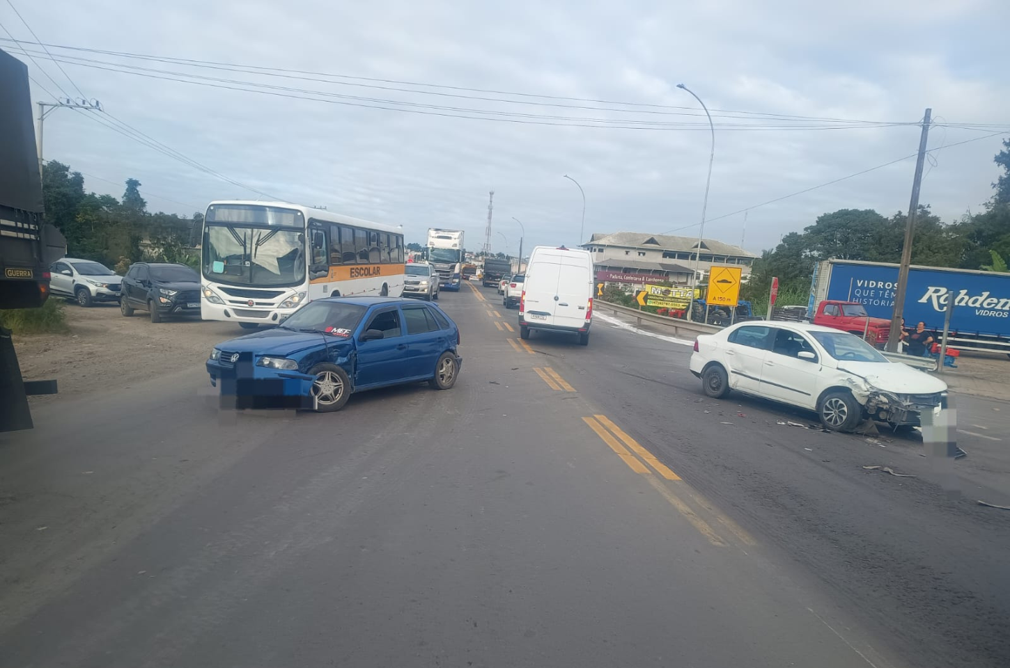 Jovem fica ferido em acidente entre dois carros na BR-470