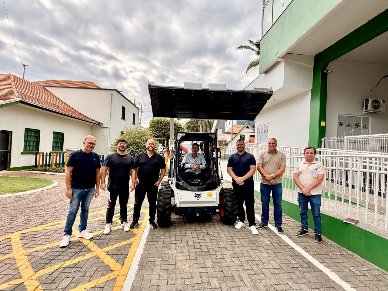 Presidente Getúlio recebe emenda parlamentar para aquisição de carregadeira Bobcat