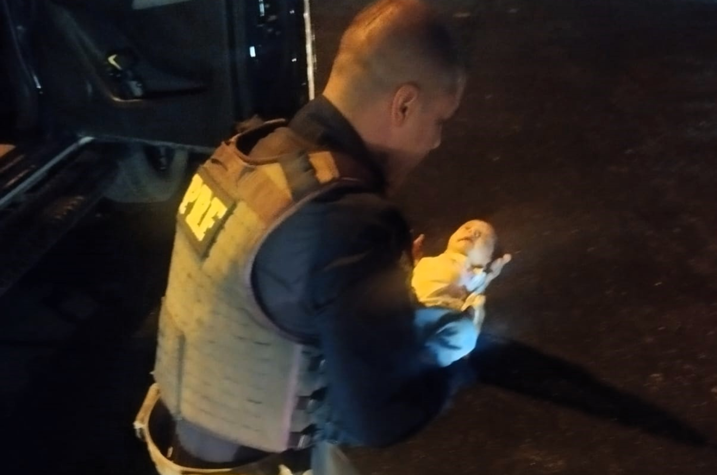 PRF salva recém-nascida engasgada durante a madrugada na BR-470