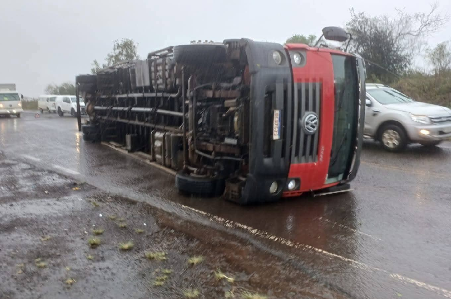 Vendaval derruba caminhão e causa estragos