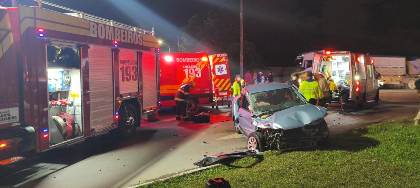 Acidente entre caminhão e carro deixa motorista ferido na BR-470 em Rio do Sul