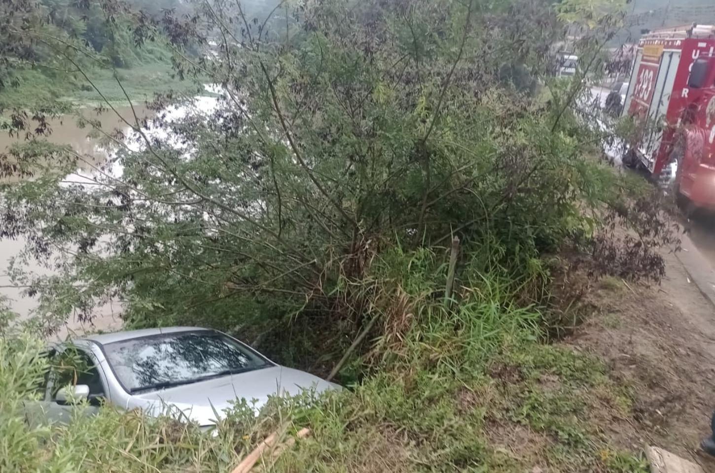 Jovem fica ferida após saída de pista em Presidente Getúlio