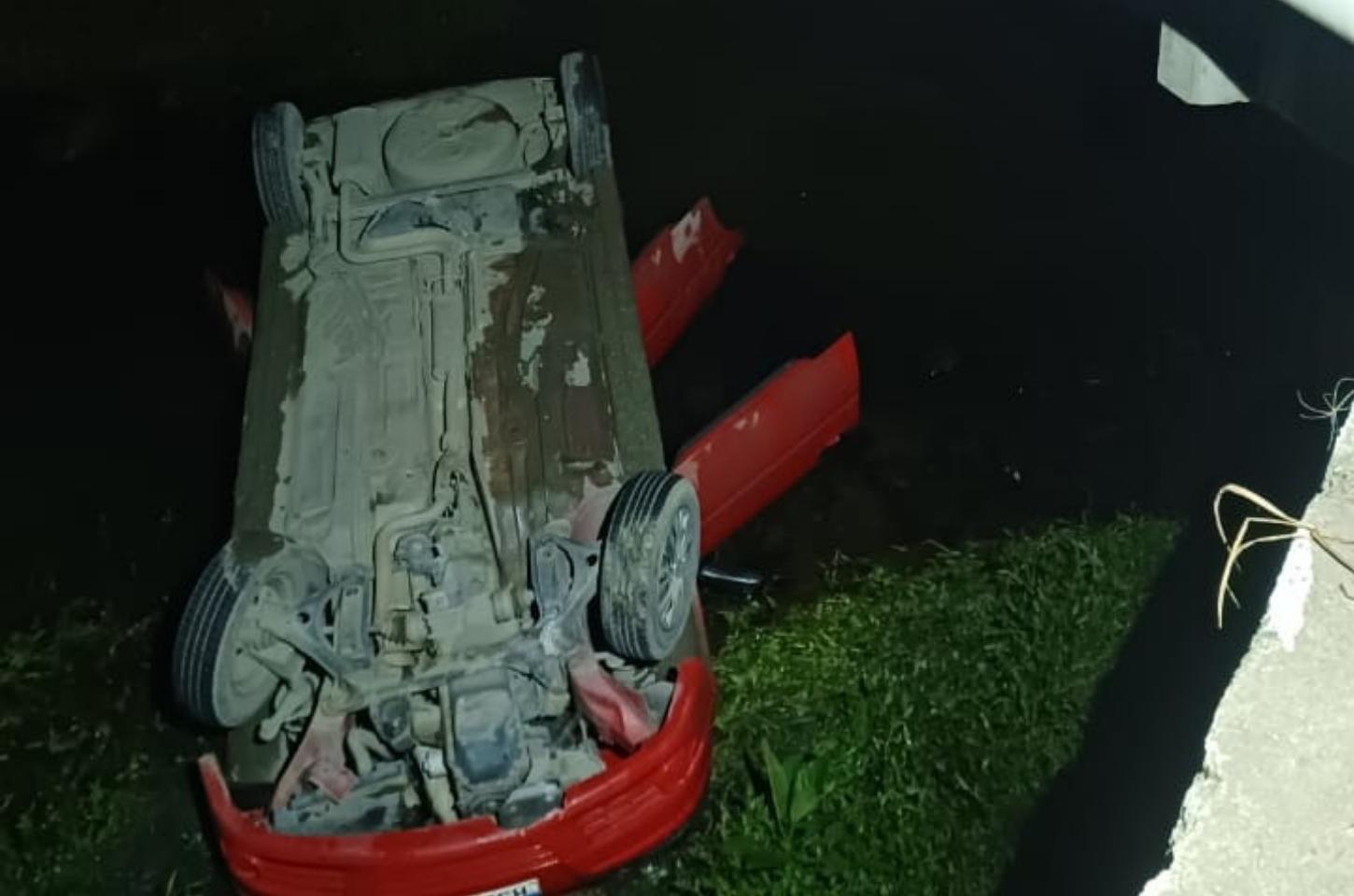 Carro capota e cai em córrego em Agrolândia; três pessoas ficam feridas
