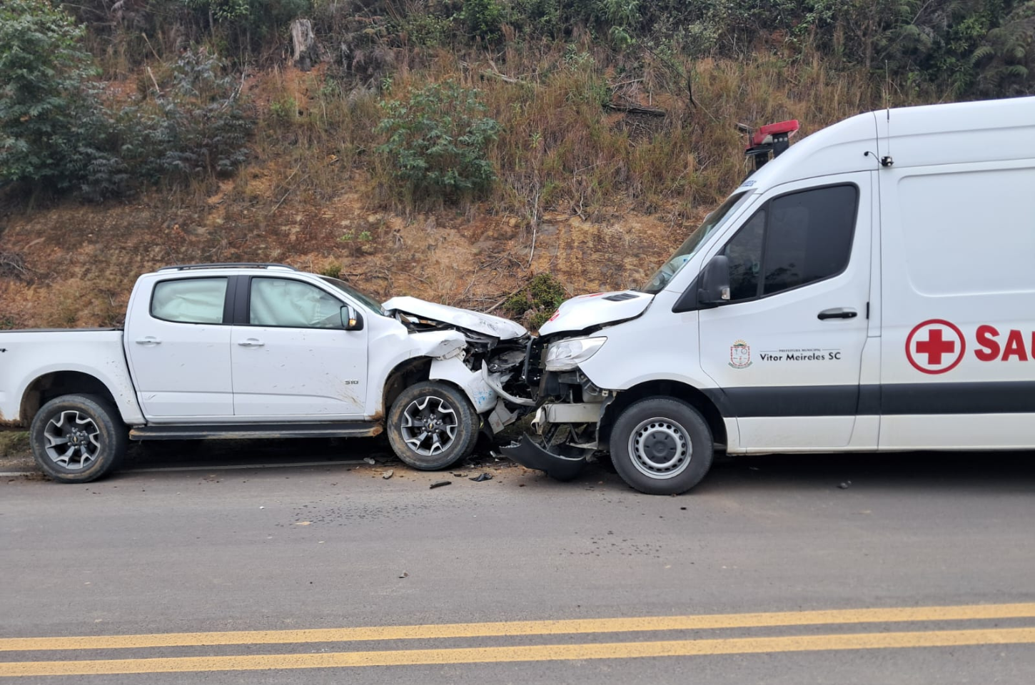 Colisão entre ambulância e camionete deixa uma pessoa ferida