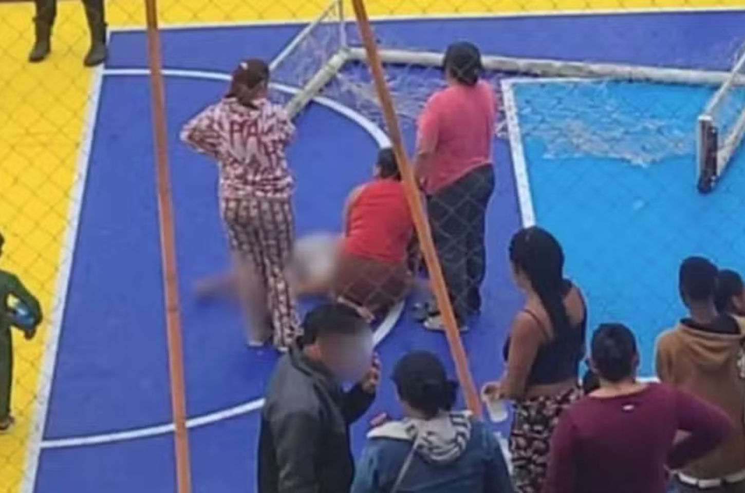 Morre menino atingido por trave em quadra esportiva