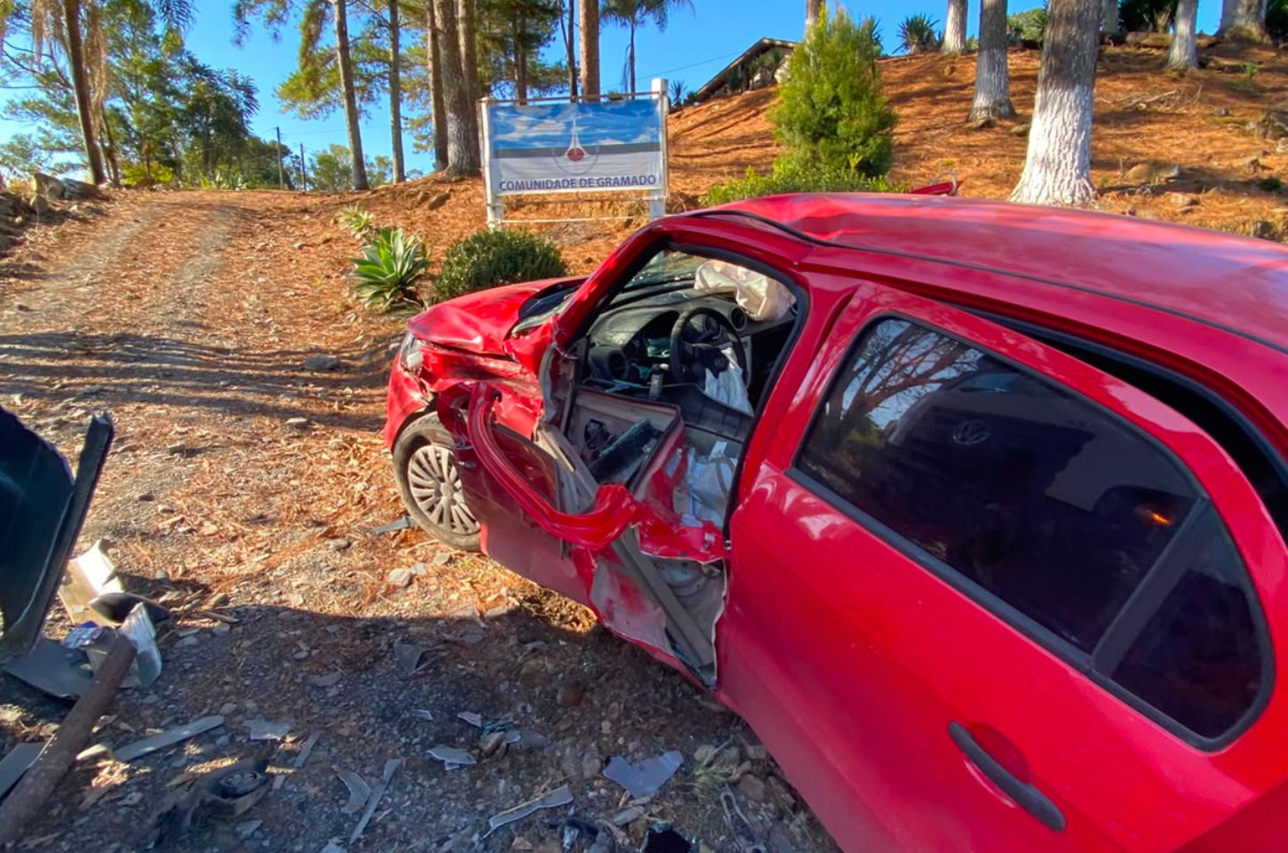 Motorista fica ferido após colisão entre carro e caminhão