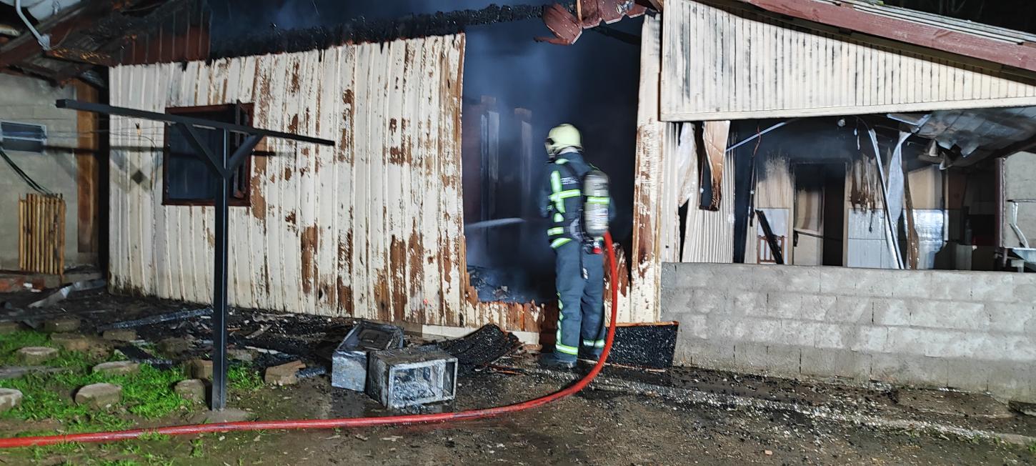 Casa é consumida pelo fogo às margens da BR-470 em Ibirama
