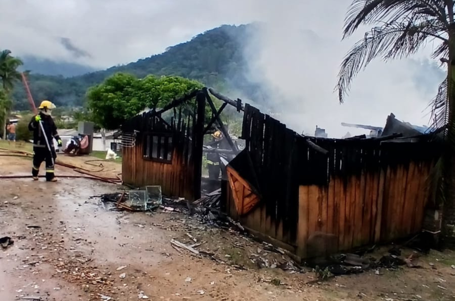 Incêndio destrói residência e mobiliza bombeiros voluntários