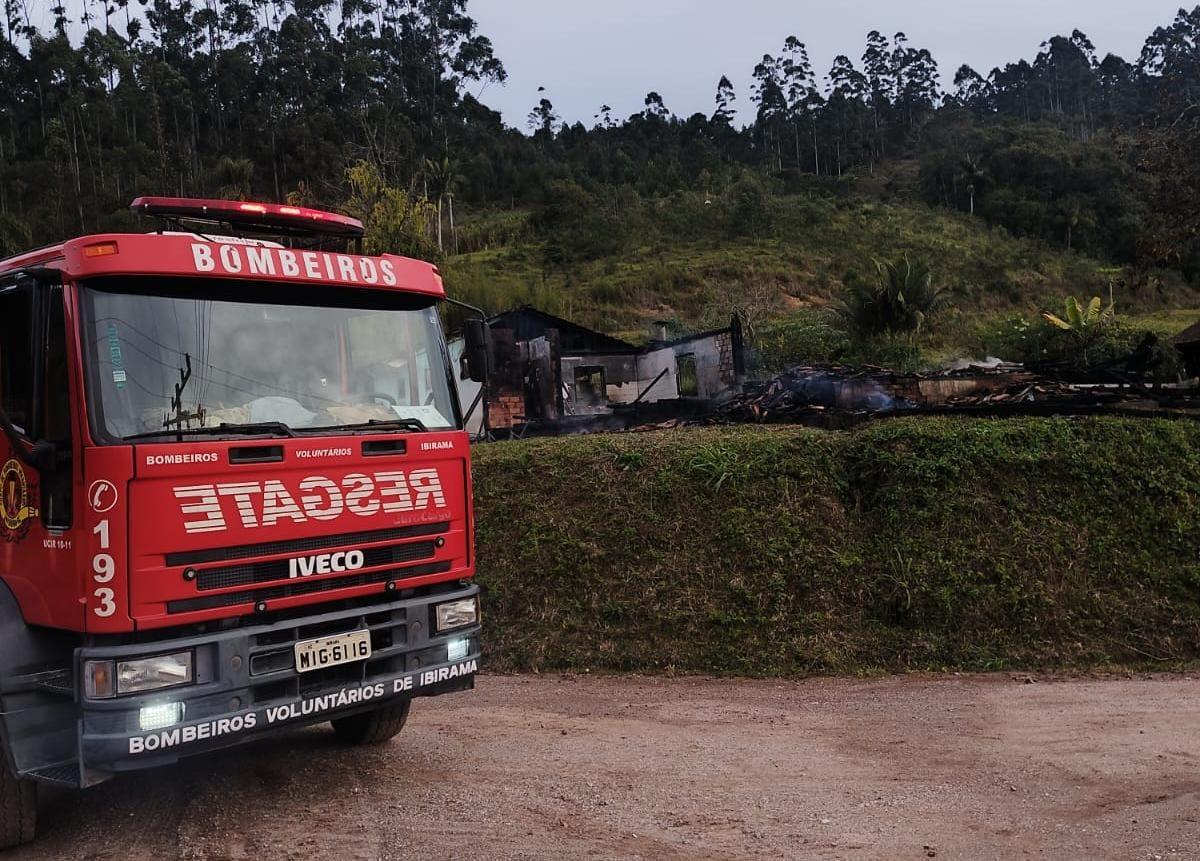 Incêndio destrói residência no interior de Apiúna