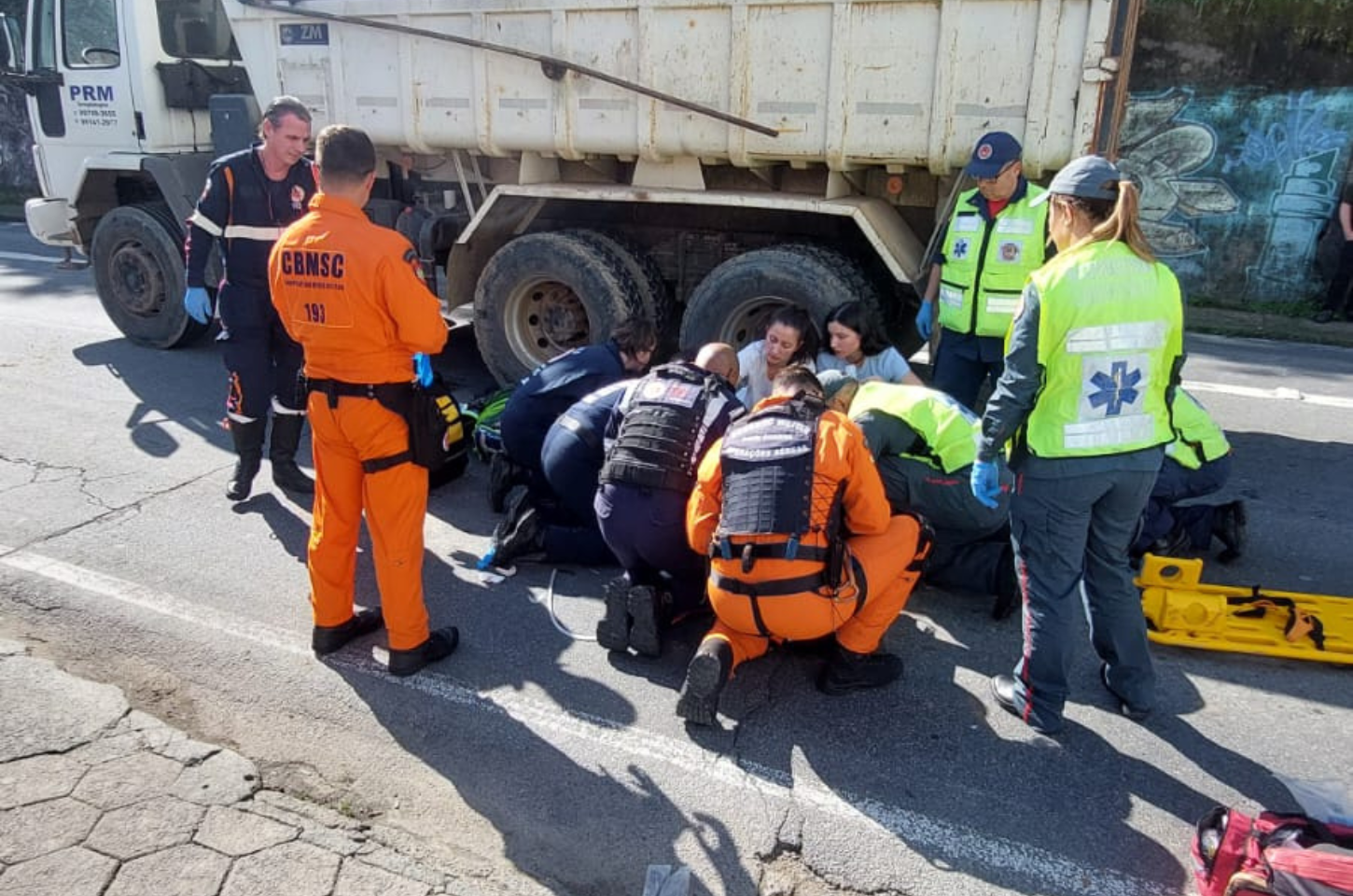 Motociclista fica gravemente ferido após colisão entre caminhão e motocicleta