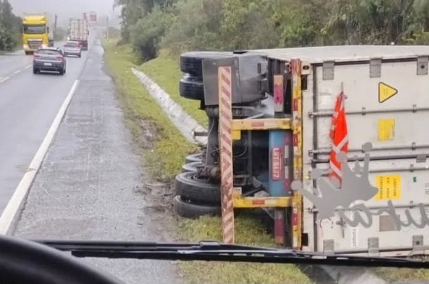 Seis pessoas são presas por saquear carga de carreta na BR-470 em Pouso Redondo