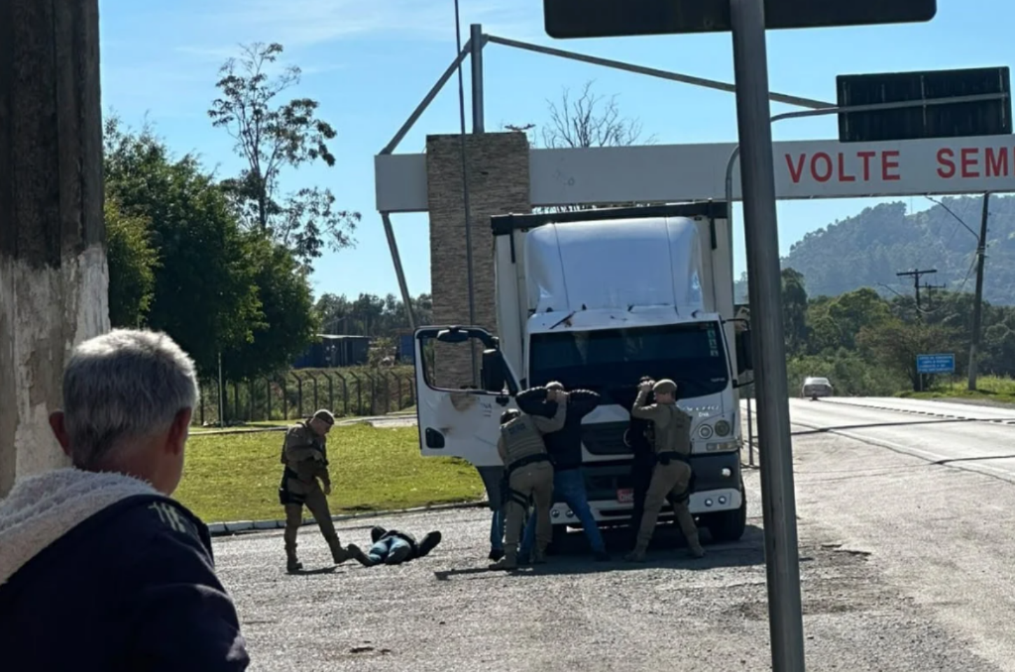 Veículo furtado é recuperado e suspeito acaba preso após cerco policial