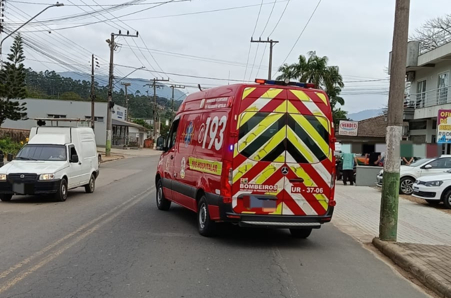 Colisão entre carro e motocicleta deixa jovem ferida
