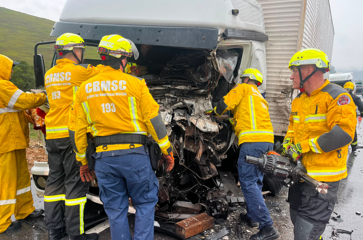 Colisão entre quatro caminhões deixa motorista preso às ferragens e gravemente ferido