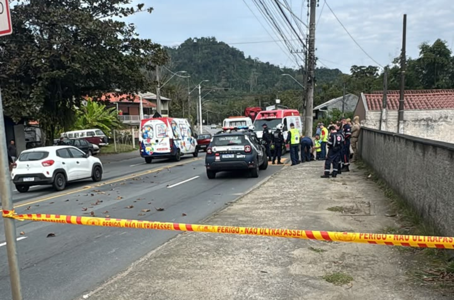 Motociclista morre após colidir moto em poste