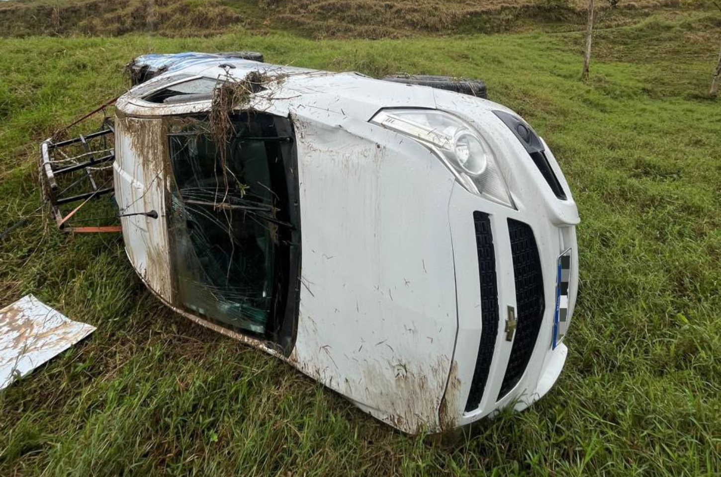 Motorista fica ferido após carro sair da pista e capotar