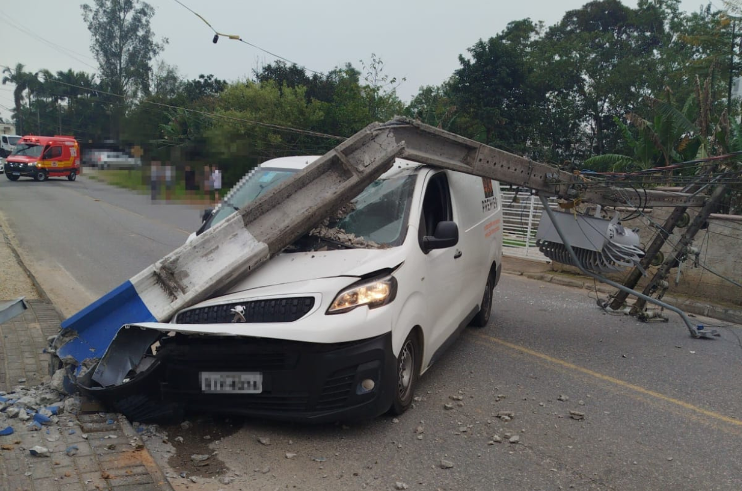 Motorista perde o controle e colide contra poste