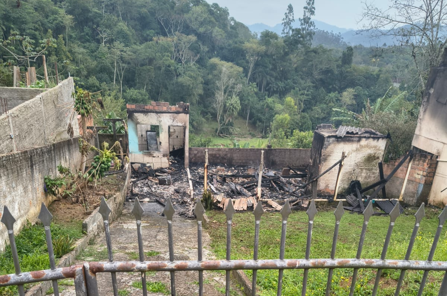 Residência é destruída pelo fogo